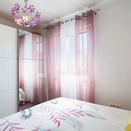 Apartment 2 Bedroom Beautiful In