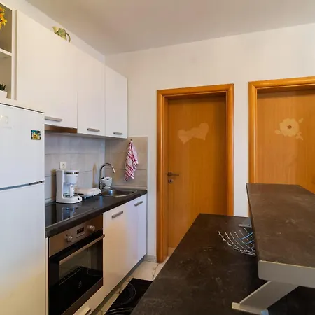 Apartment 2 Bedroom Beautiful In Supetar