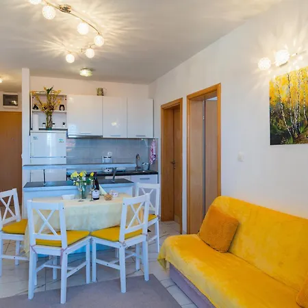 2 Bedroom Beautiful In Apartment *