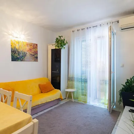 Apartment 2 Bedroom Beautiful In Supetar